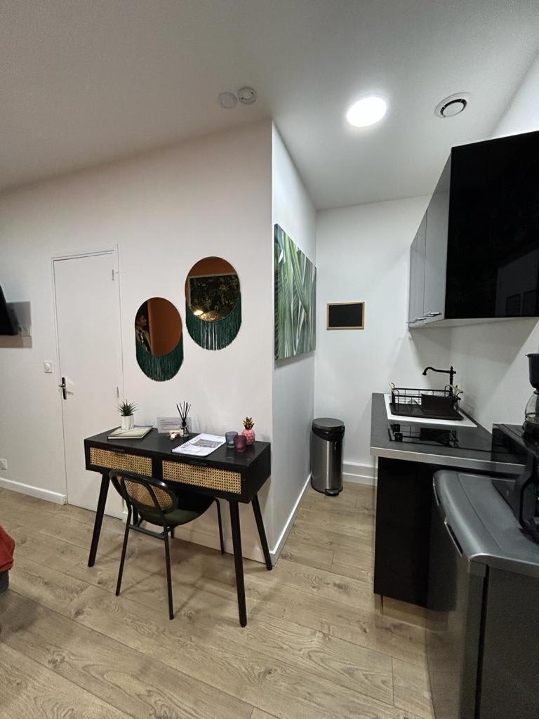 Stylish Modern Studio Apartment Париж Экстерьер фото