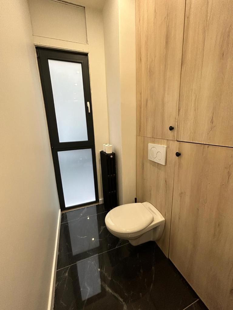 Stylish Modern Studio Apartment Париж Экстерьер фото